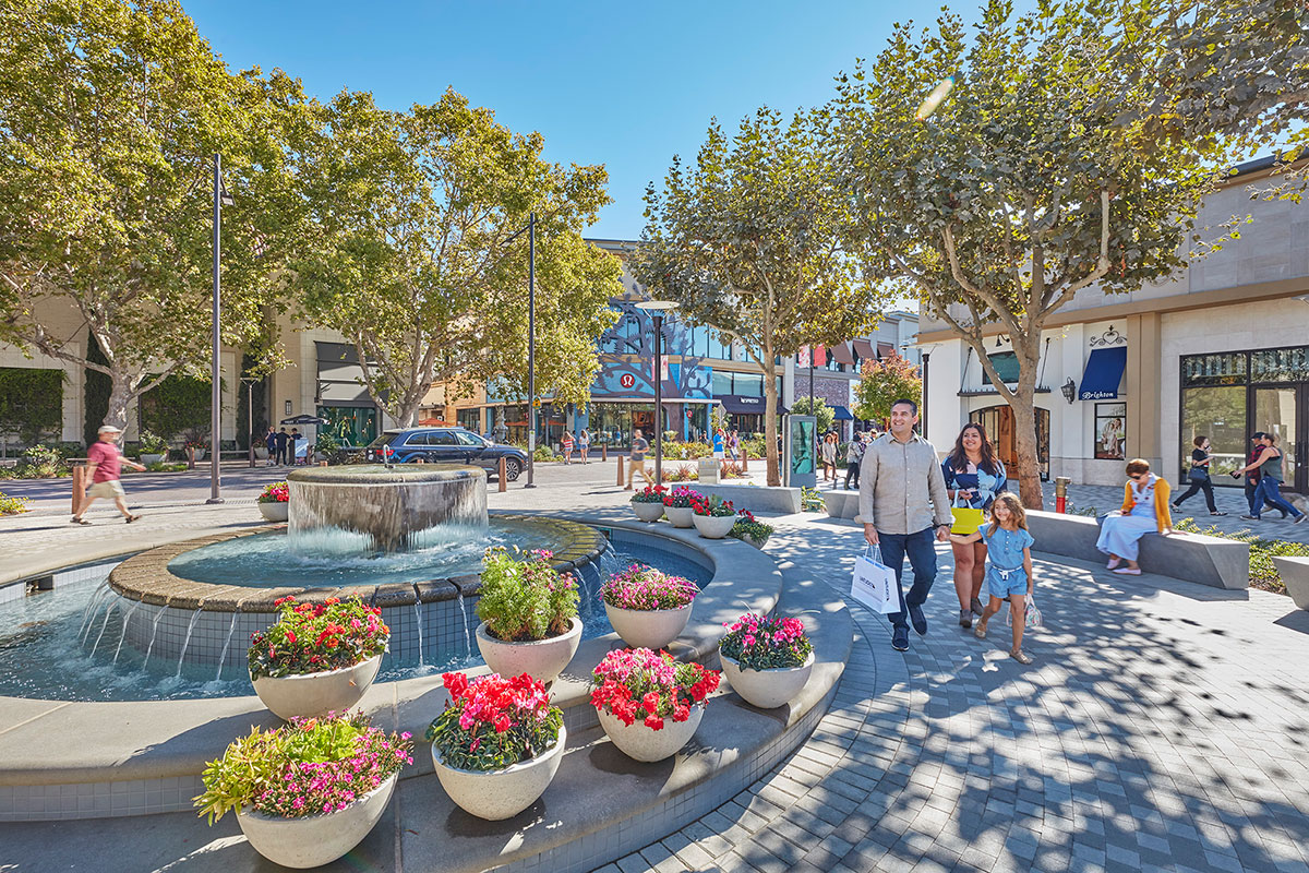 WC Lulu Fountain with Family 1200 px Copy
